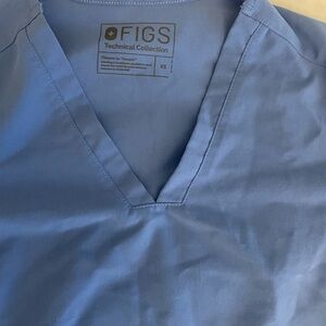 Figs Casma 2 pocket scrub top in ceil blue